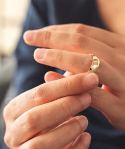 A Gyűrű ablaka – A gyűrűnek ez a használata segít abban, hogy észrevedd azokat a jeleket, amelyek felett a hétköznapi figyelem könnyen elsiklik. Meglásd azt a valóságot, azt a múltat, azt a jövőt, amit látnod kell. - Varázsgyűrű tanfolyam - Atlantisz Temploma Rend